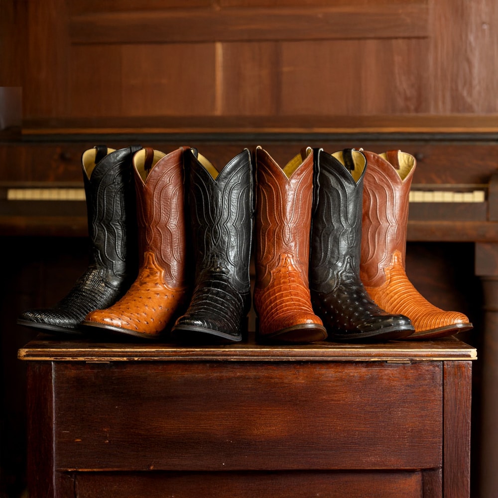 Una selección de la exótica colección Derby para hombre en un piano.